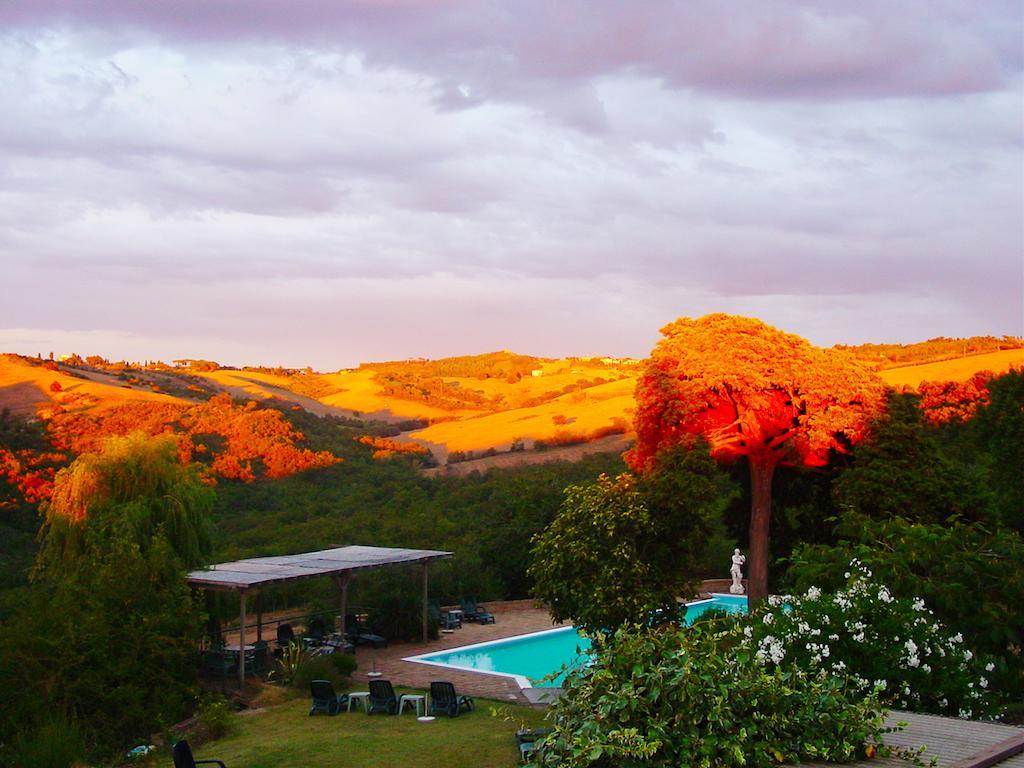 Le Valli Aparthotel Pomarance Bagian luar foto